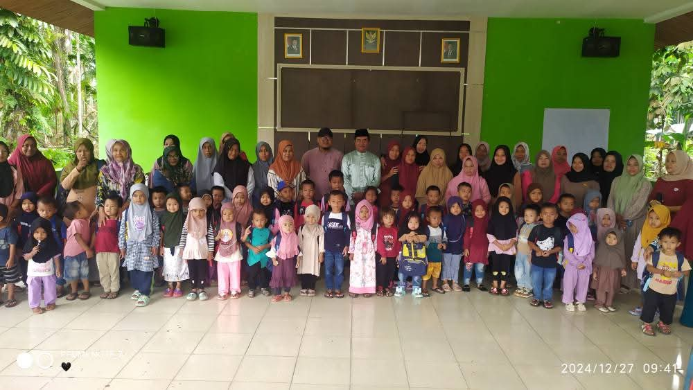 PEMBERIAN BANTUAN PERALATAN SEKOLAH U TUK MASYARAKAT KURANG MAMPU